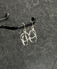 Abstract Interlocking-Hoops