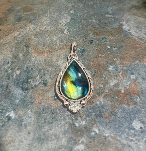 Labradorite Floral Pendant