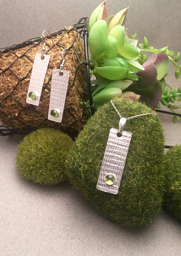 6mm Peridot on Textured Backplate Pendant