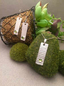 6mm Peridot on Textured Backplate Pendant