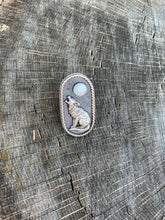 Howling wolf with Howlite