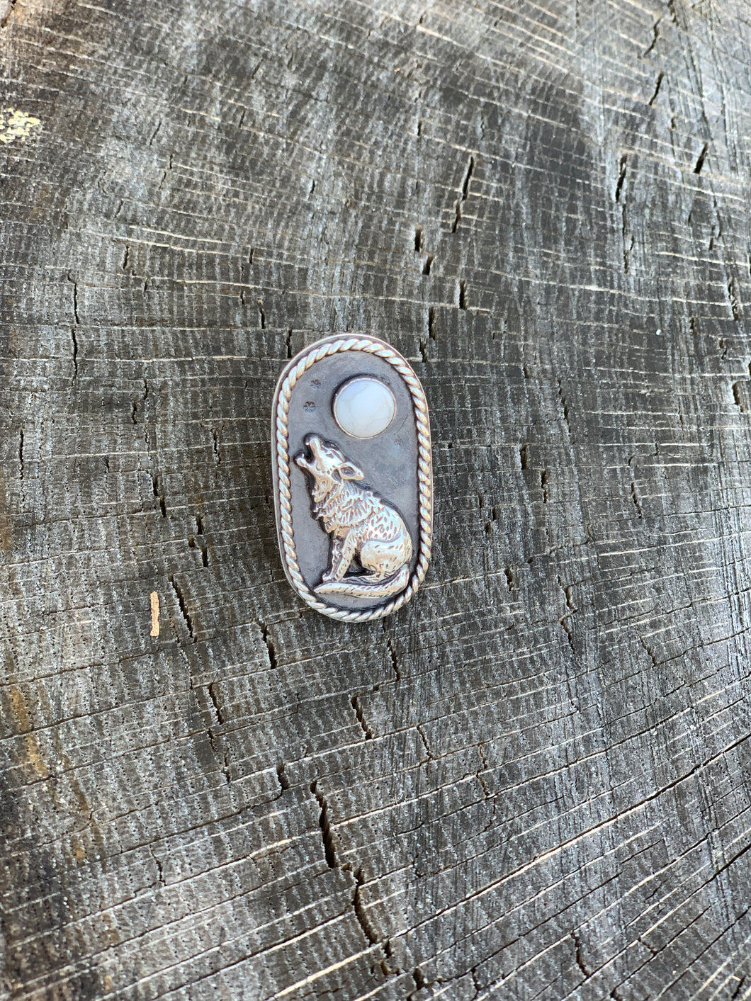Howling wolf with Howlite
