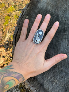 Howling wolf with Howlite