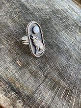 Howling wolf with Howlite