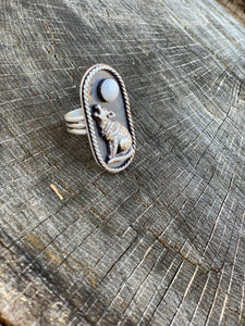 Howling wolf with Howlite